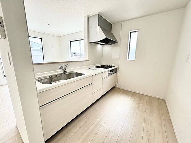 家族団欒のリビング。陽光差し込む食卓には家族の会話とスマイルが溢れます。いつまでもここで食卓を囲みたくなる、そう感じさせてくれるスペース。 