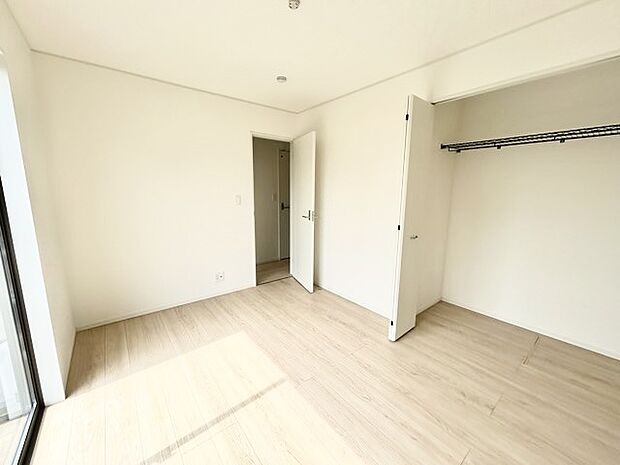 どんな家具にでも相性が良い清潔感ある白色調のクロスを採用。主張しすぎない配色、耐久性にも優れた床材は日々のメンテナンスも楽に、快適に過ごして頂けるよう考えられています。