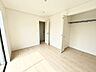 寝室：どんな家具にでも相性が良い清潔感ある白色調のクロスを採用。主張しすぎない配色、耐久性にも優れた床材は日々のメンテナンスも楽に、快適に過ごして頂けるよう考えられています。 
