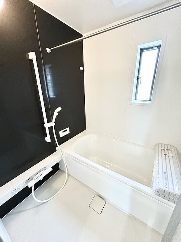 一緒にお風呂に入っている子供達の声がリビングまで聞こえてきそうな広々とした1坪バス 