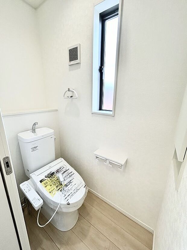 ウォシュレット機能付きのトイレ。換気のしやすい窓付きで、収納もあり実用性も兼ね備えた造り。 