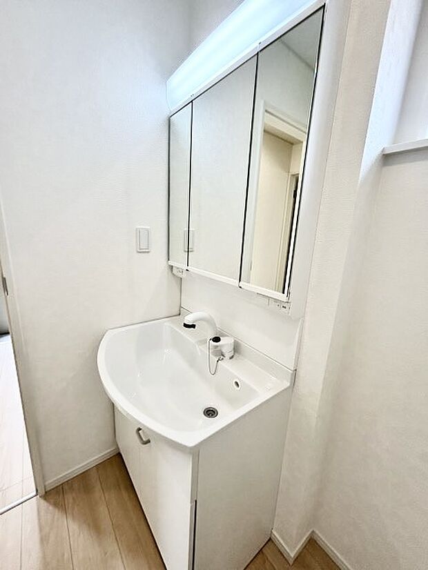 お出かけ前の身だしなみに一歩差がつく三面鏡。ミラー裏にはたっぷり収納もございます。 