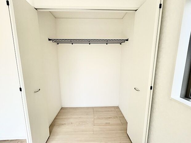 広々収納で、仕事着、普段着をまとめて収納できます。 