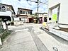 外観：戸建てが立ち並ぶ静かな住宅街。四季折々の移り変わりを感じながら自然と楽しみ、暮らす、そんな毎日を日々の中で感じられる住環境 