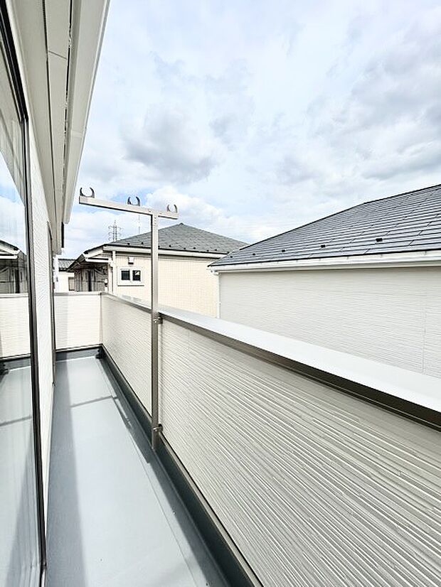 陽ざしが差込む明るいバルコニー。奥行きのあるバルコニーはお洗濯時に助かります。 