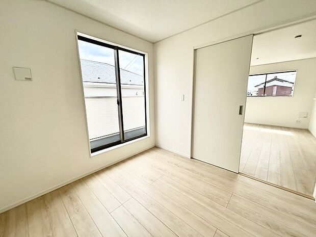 扉を開放するとLDKと洋室を一体利用できる空間！扉を閉めると独立した空間としても活用できます。 