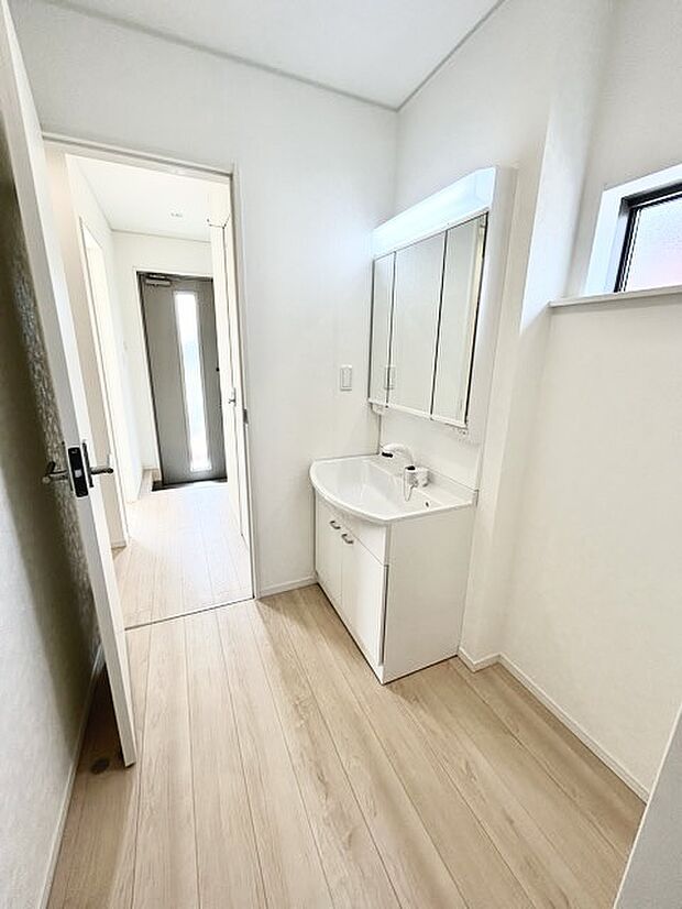 ゆとりの洗面スペースで朝の身支度もスムーズに行えます。 