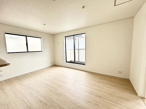 家族や友人、両親、親戚とこれから沢山の時間を紡ぐのだろう。そこを彩るのは窓から見える青い空、心地よい緑。そんなイメージが膨らむリビングスペース。