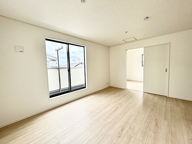 家族の集うリビングには色々な方向から光が差し込む設計に。家族のコミュニケーションが弾むスポットだから明るい雰囲気であってほしい。