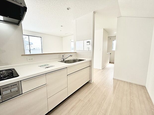 家族団欒のリビング。陽光差し込む食卓には家族の会話とスマイルが溢れます。いつまでもここで食卓を囲みたくなる、そう感じさせてくれるスペース。