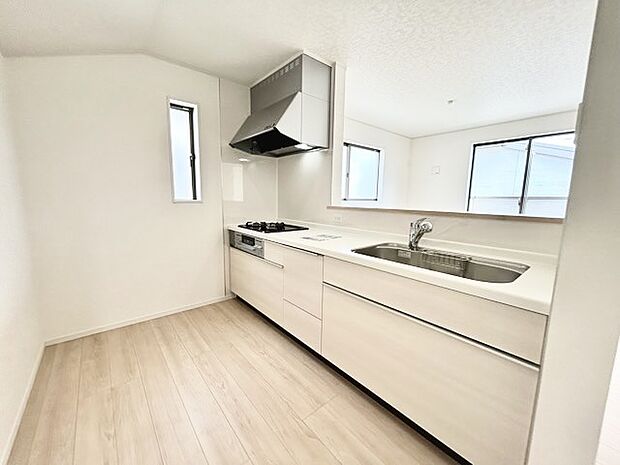 家族団欒のリビング。陽光差し込む食卓には家族の会話とスマイルが溢れます。いつまでもここで食卓を囲みたくなる、そう感じさせてくれるスペース。