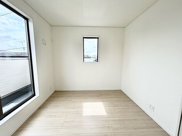 大きな開口部から明るい光が差し込む、日中の室内の明るさがこの部屋の魅力です。