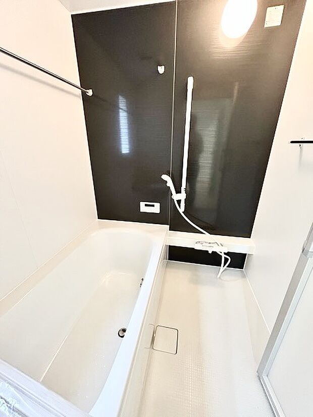 一緒にお風呂に入っている子供達の声がリビングまで聞こえてきそうな広々とした1坪バス