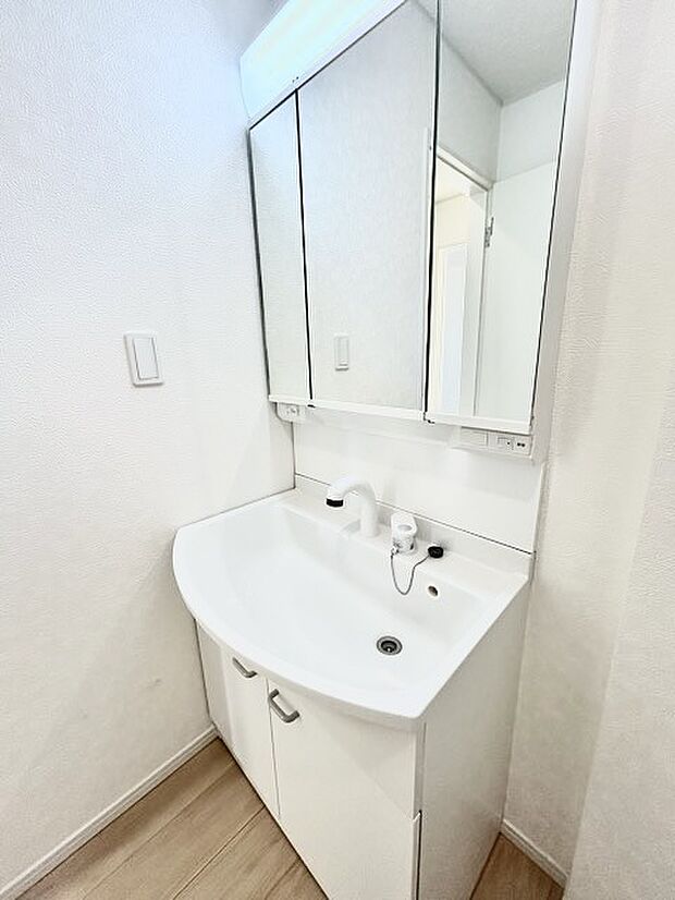 お出かけ前の身だしなみに一歩差がつく三面鏡。ミラー裏にはたっぷり収納もございます。