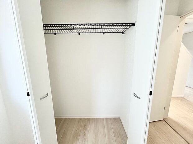 衣類の整理整頓に嬉しいクローゼット付きのお部屋。お子様のお部屋としても便利です。
