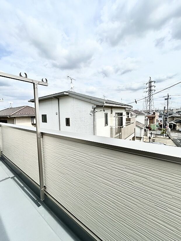 陽ざしが差込む明るいバルコニー。奥行きのあるバルコニーはお洗濯時に助かります。 