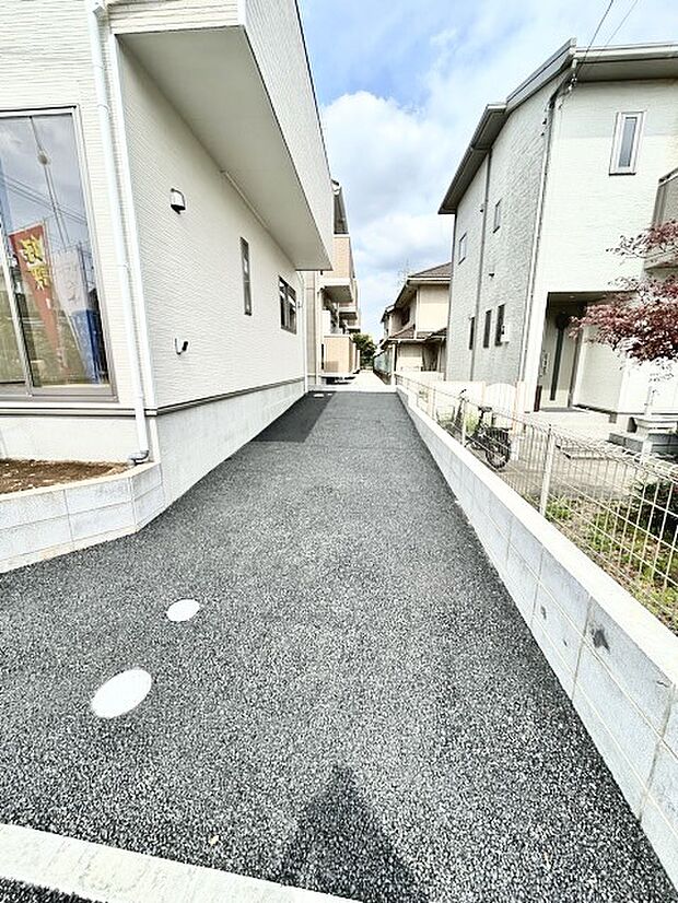 セカンドカーや来客時にも便利なカースペース2台分ございます。 