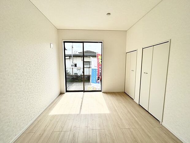 どんな家具にでも相性が良い清潔感ある白色調のクロスを採用。主張しすぎない配色、耐久性にも優れた床材は日々のメンテナンスも楽に、快適に過ごして頂けるよう考えられています。 