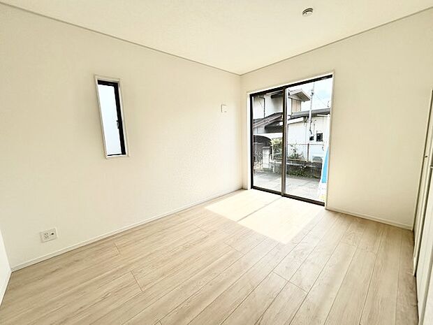 どんな家具にでも相性が良い清潔感ある白色調のクロスを採用。主張しすぎない配色、耐久性にも優れた床材は日々のメンテナンスも楽に、快適に過ごして頂けるよう考えられています。