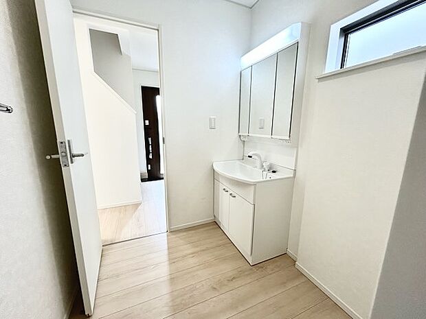 ゆとりの洗面スペースで朝の身支度もスムーズに行えます。