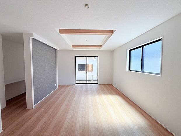 家族や友人、両親、親戚とこれから沢山の時間を紡ぐのだろう。そこを彩るのは窓から見える青い空、心地よい緑。そんなイメージが膨らむリビングスペース。 