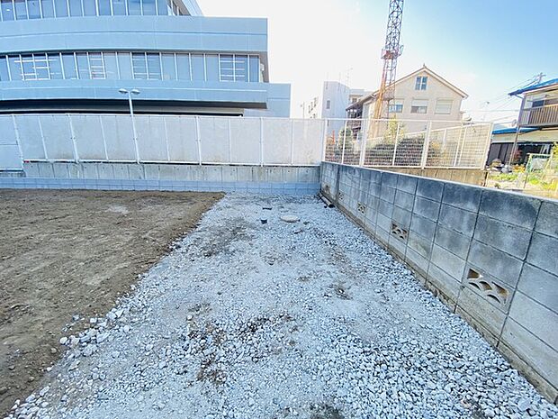 カースペースは1台駐車できます。車庫の出し入れのしやすさなど、実際に現地にてご確認ください。