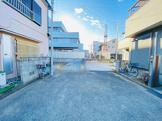 前面道路は通り抜けができないため、交通量が少なく静かな住環境です。