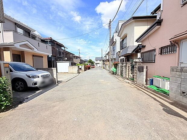 戸建てが立ち並ぶ静かな住宅街。四季折々の移り変わりを感じながら自然と楽しみ、暮らす、そんな毎日を日々の中で感じられる住環境 