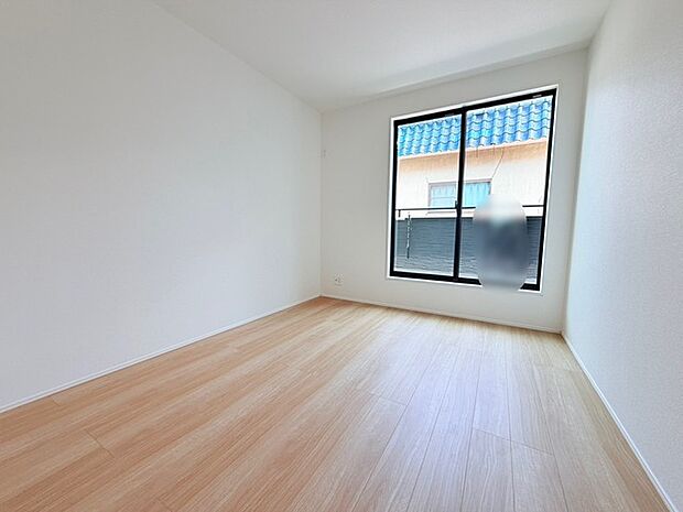 大きな開口部から明るい光が差し込む、日中の室内の明るさがこの部屋の魅力です。 