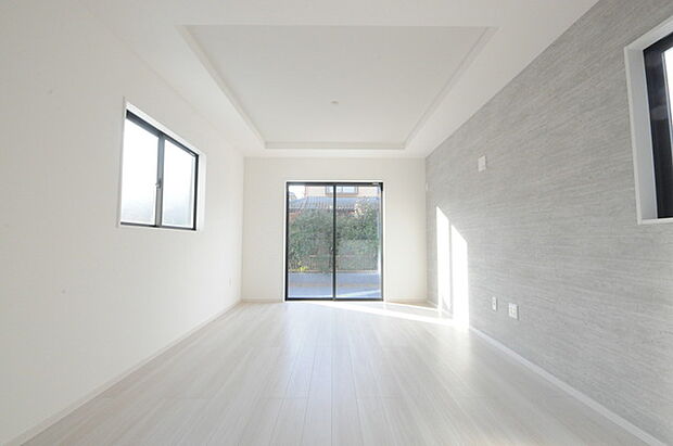 家族団欒のリビング。陽光差し込む食卓には家族の会話とスマイルが溢れます。いつまでもここで食卓を囲みたくなる、そう感じさせてくれるスペース。