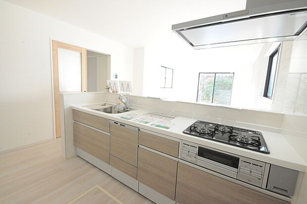 家族団欒のリビング。陽光差し込む食卓には家族の会話とスマイルが溢れます。いつまでもここで食卓を囲みたくなる、そう感じさせてくれるスペース。