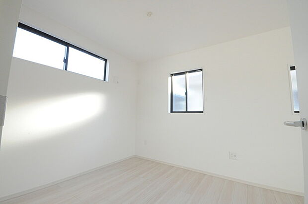 どんな家具にでも相性が良い清潔感ある白色調のクロスを採用。主張しすぎない配色、耐久性にも優れた床材は日々のメンテナンスも楽に、快適に過ごして頂けるよう考えられています。