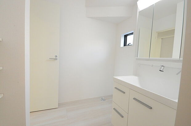 お出かけ前の身だしなみに一歩差がつく三面鏡。ミラー裏にはたっぷり収納もございます。