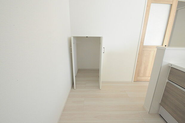 キッチンわきの収納です。