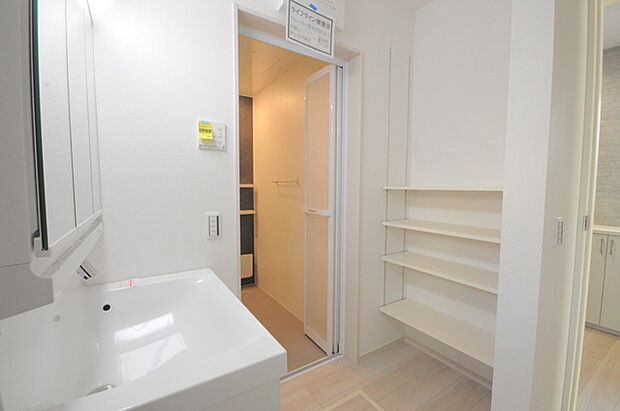 洗面所には便利な収納棚がございます。
