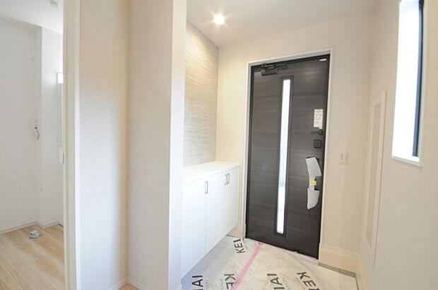 玄関はおうちの顔とも呼ばれる重要な場所!明るくスッキリと見える空間で住まう人を見送り、出迎えてくれます。