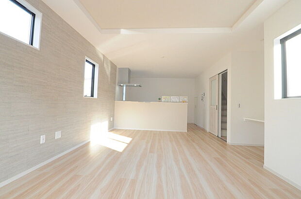 どんな家具にでも相性が良い清潔感ある白色調のクロスを採用。主張しすぎない配色、耐久性にも優れた床材は日々のメンテナンスも楽に、快適に過ごして頂けるよう考えられています。 