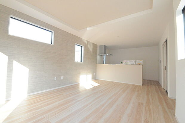 大きな開口部から明るい光が差し込むリビング。日中の室内の明るさがこの部屋の魅力です。 