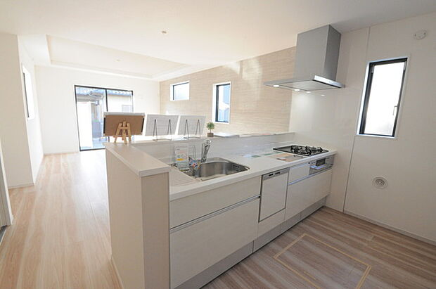 家族が一番集まる場所だから広々としつつも素敵な空間であって欲しい。皆がくつろぐリビングからキッチンまでが一つに繋がる空間。