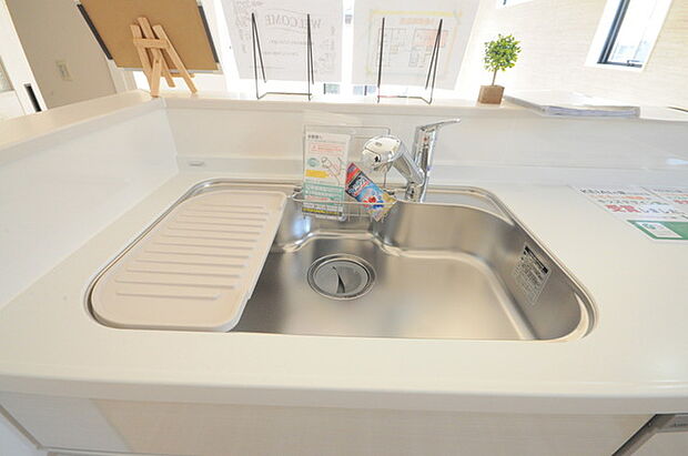 リビングにいる家族の顔が見渡せるカウンターキッチン。お料理もより一層おいしく、楽しく。食器棚を背面に設置しても十分な広さを確保しています。