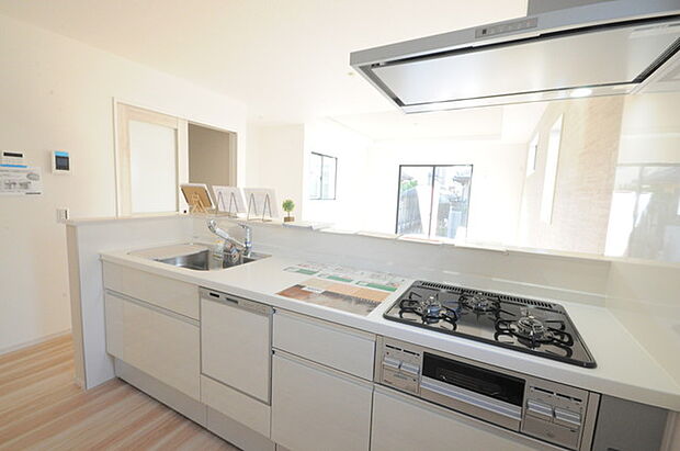 家族団欒のリビング。陽光差し込む食卓には家族の会話とスマイルが溢れます。いつまでもここで食卓を囲みたくなる、そう感じさせてくれるスペース。