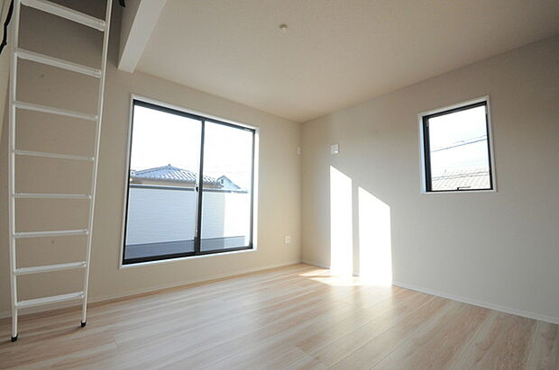 どんな家具にでも相性が良い清潔感ある白色調のクロスを採用。主張しすぎない配色、耐久性にも優れた床材は日々のメンテナンスも楽に、快適に過ごして頂けるよう考えられています。