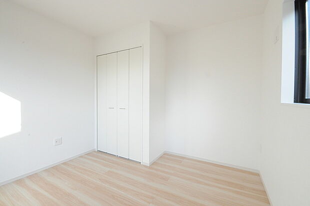 衣類の整理整頓に嬉しいクローゼット付きのお部屋。お子様のお部屋としても便利です。