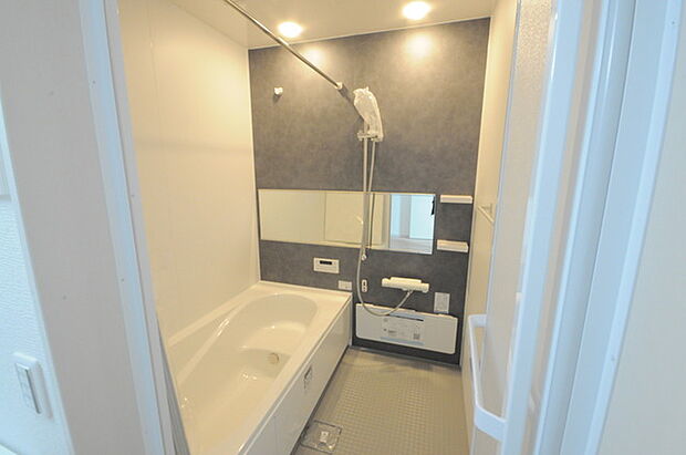 花粉や雨の日、寒い冬の時期に嬉しい浴室乾燥機。換気機能で入浴時に湿気を換気しカビの防止にもなります。