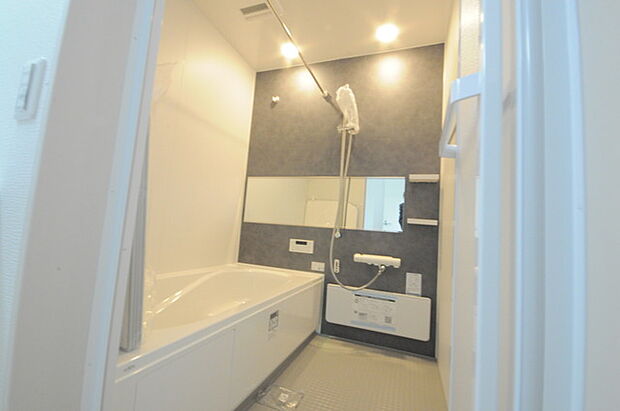 一緒にお風呂に入っている子供達の声がリビングまで聞こえてきそうな広々とした1坪バス