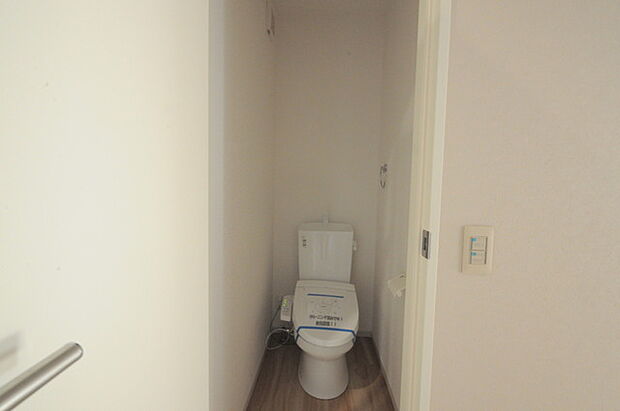 1.2階にそれぞれトレイがございます。朝の混雑時に分散して利用できるほか、ゲスト用としても使い分けることもできます。 