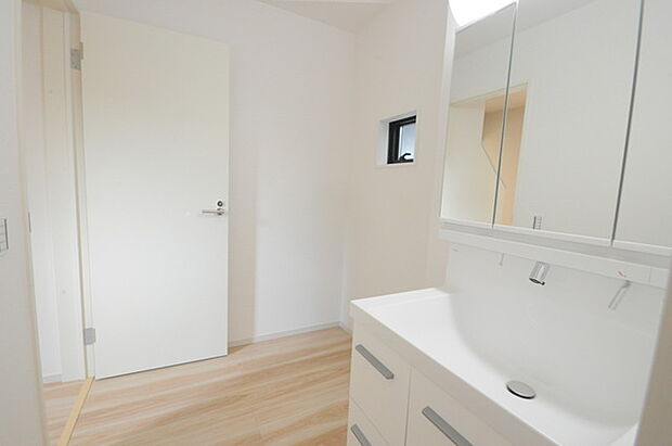 お出かけ前の身だしなみに一歩差がつく三面鏡。ミラー裏にはたっぷり収納もございます。