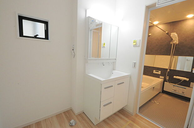使い勝手の良い洗面台、窓があることで換気もしやすく清潔感のある空間を保てます。