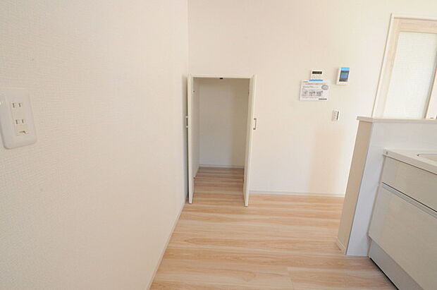 キッチンわきの収納です。