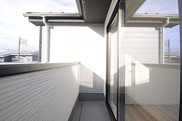 窓から眺める風景は一日の疲れを癒すヒーリングを奏でる、心地の良い時間を演出してくれます。室内も重要ですが、周りの環境もマイホーム選びの大事なポイント